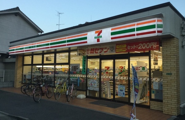 ニューハイツ中川のコンビニ画像