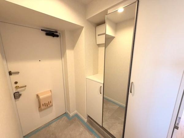 コスモ市川パサージュの玄関画像