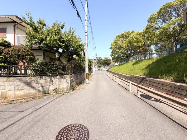 松戸市小金原8丁目の土地の前面道路含む現地写真画像