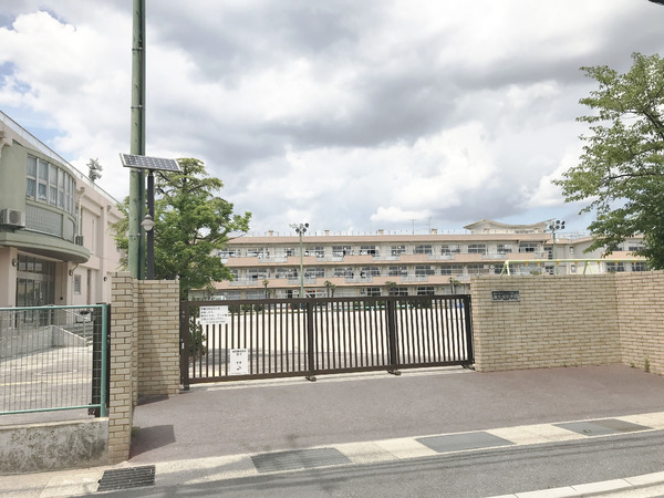 市川市下貝塚2丁目の中古一戸建の小学校画像