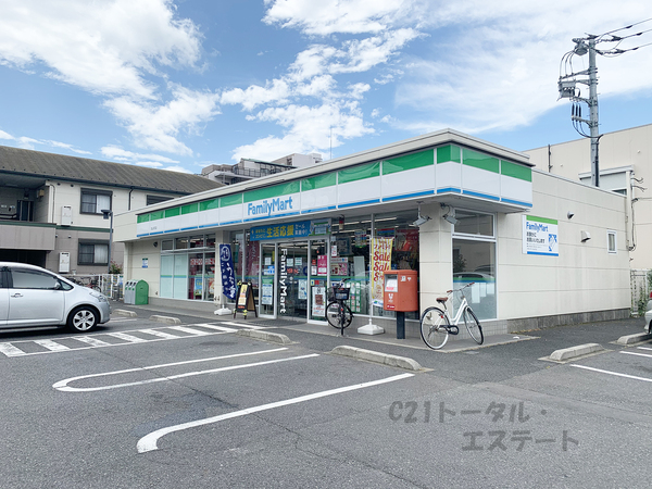 ホームタウン初石12号棟のコンビニ画像