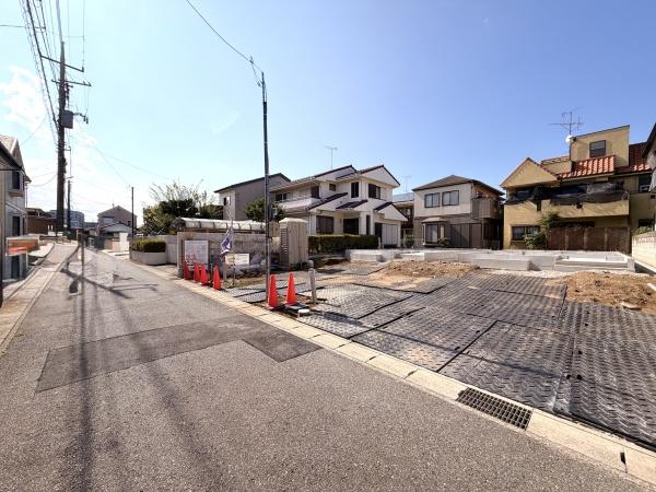 松戸市三矢小台5丁目　全2棟の前面道路含む現地写真画像