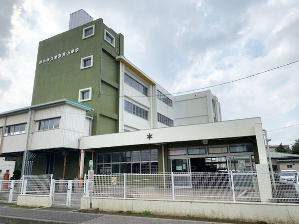 流山市大字東深井の中古一戸建の小学校画像