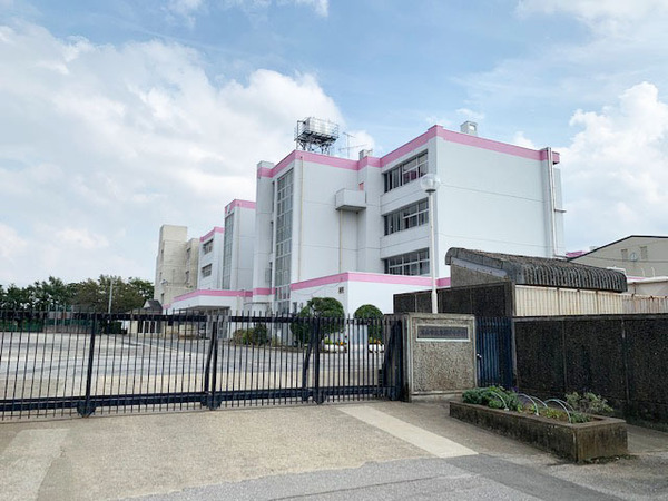 流山市大字東深井の中古一戸建の中学校画像