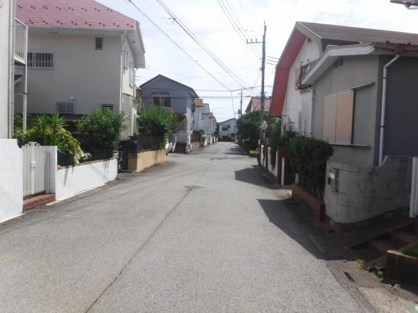 成田市　飯田町の前面道路含む現地写真画像