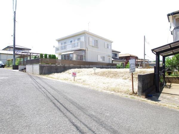 建築条件無し売地　八街市　榎戸　（やちまたし　えのきど）の前面道路含む現地写真画像