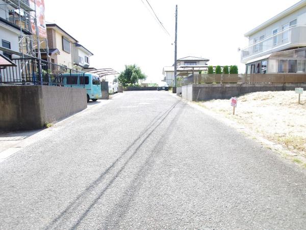 建築条件無し売地　八街市　榎戸　（やちまたし　えのきど）の前面道路含む現地写真画像