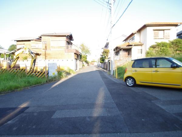 成田市吾妻２期２号棟の前面道路含む現地写真画像