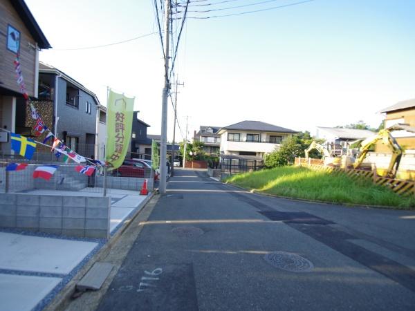 成田市吾妻２期２号棟の前面道路含む現地写真画像