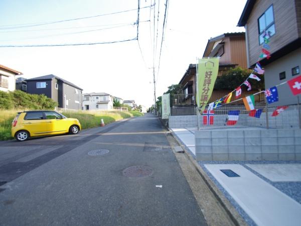 成田市吾妻２期１号棟の前面道路含む現地写真画像