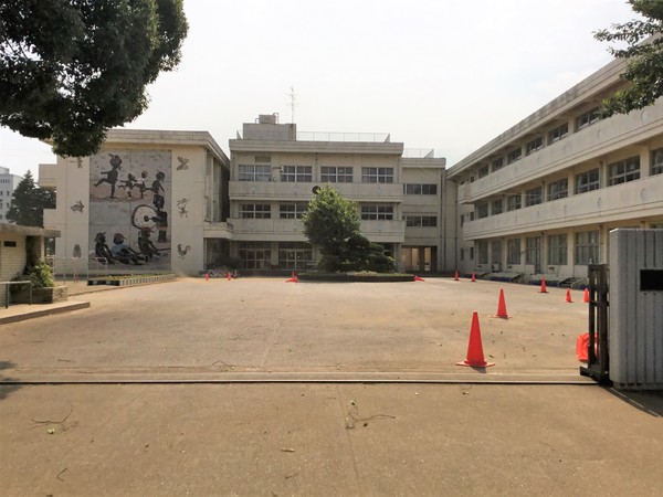 クレステージ八街　八街に　全３２区画・３１号棟の小学校画像