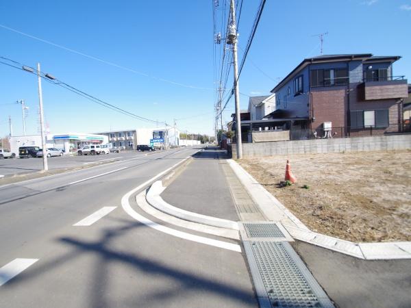 クレステージ八街　八街に　全３２区画・３１号棟の前面道路含む現地写真画像