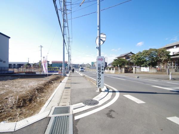 クレステージ八街　八街に　全３２区画・３１号棟の前面道路含む現地写真画像
