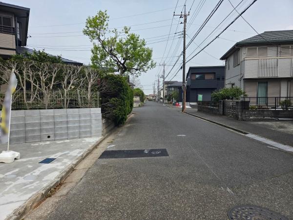 成田市　玉造２　全２棟　１号棟の前面道路含む現地写真画像