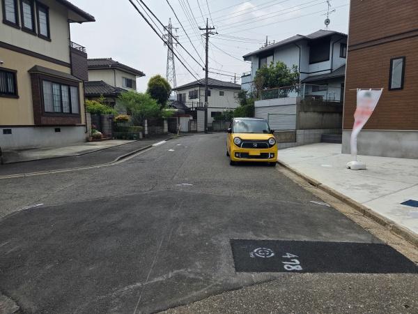 成田市　玉造２　全２棟　１号棟の前面道路含む現地写真画像
