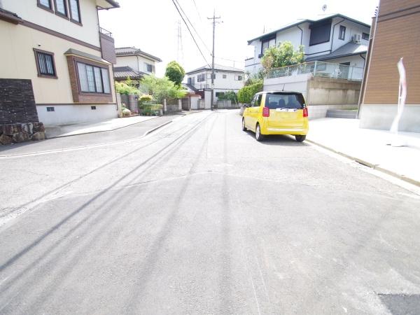 成田市　玉造２　全２棟　２号棟の前面道路含む現地写真画像