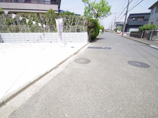 成田市　玉造２　全２棟　２号棟の前面道路含む現地写真画像