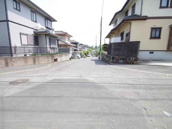 成田市　玉造２　全２棟　２号棟の前面道路含む現地写真画像
