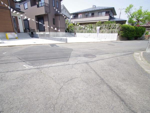 成田市　玉造２　全２棟　２号棟の前面道路含む現地写真画像