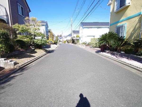 東金市　季美の森東１丁目の前面道路含む現地写真画像