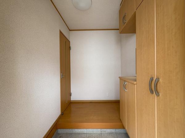 八街市　みどり台１丁目の玄関画像