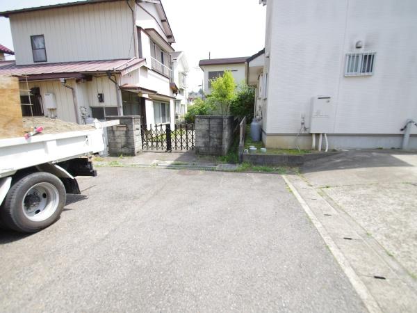成田市　土屋　２　全１棟　１号棟の前面道路含む現地写真画像