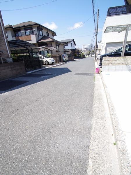 成田市　加良部　２（４丁目）　全２棟　２号棟の前面道路含む現地写真画像