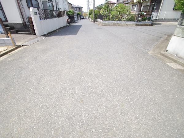 成田市　玉造３（５丁目）　全２棟　Ａ棟の前面道路含む現地写真画像