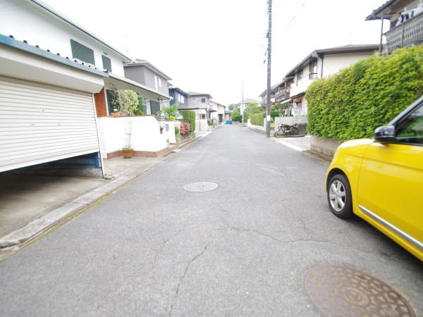 富里市　日吉台２期（全１棟）１号棟の前面道路含む現地写真画像