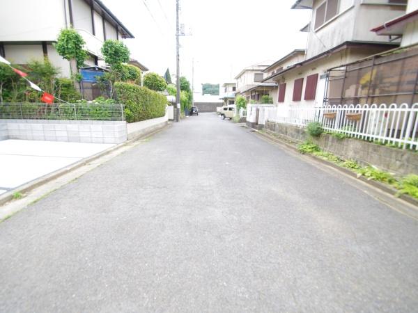 富里市　日吉台２期（全１棟）１号棟の前面道路含む現地写真画像