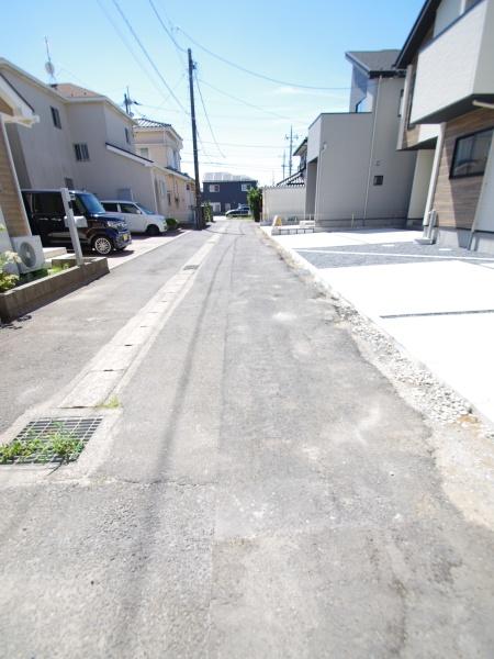 成田市　並木町　３期　全４棟　３号棟の前面道路含む現地写真画像