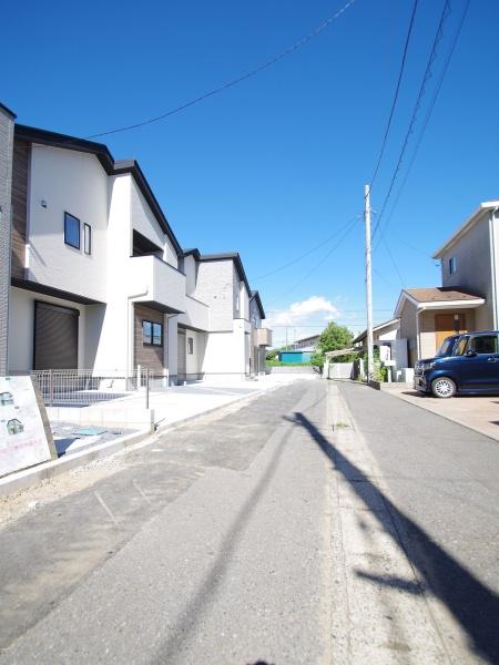 成田市　並木町　３期　全４棟　３号棟の前面道路含む現地写真画像