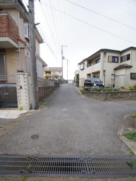千葉市緑区あすみが丘１丁目　全３棟　１号棟の前面道路含む現地写真画像