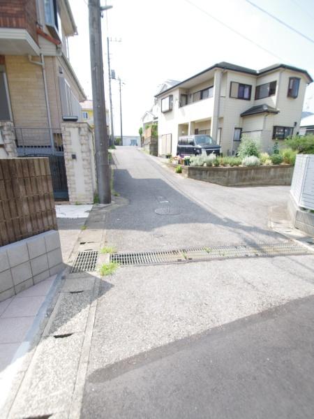 千葉市緑区あすみが丘１丁目　全３棟　１号棟の前面道路含む現地写真画像