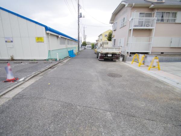 千葉市緑区あすみが丘１丁目　全３棟　２号棟の前面道路含む現地写真画像