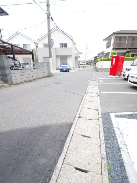 四街道市　大日　１５期　全４棟　１号棟の前面道路含む現地写真画像