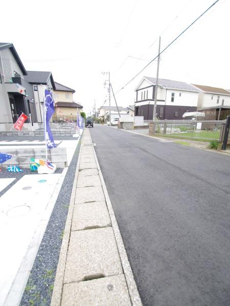 四街道市　大日　１５期　全４棟　１号棟の前面道路含む現地写真画像