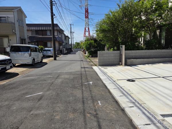 四街道市　旭ヶ丘１丁目　全１棟　１号棟の前面道路含む現地写真画像