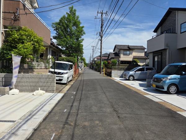 四街道市　旭ヶ丘１丁目　全１棟　１号棟の前面道路含む現地写真画像