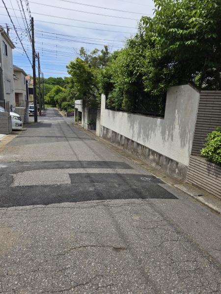 四街道市　旭ケ丘４丁目　全２棟　２期　２号棟の前面道路含む現地写真画像