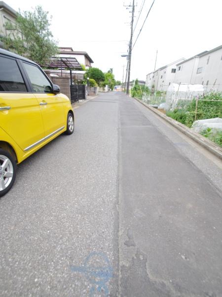 四街道市　旭ケ丘２丁目　８期全１棟１号棟の前面道路含む現地写真画像