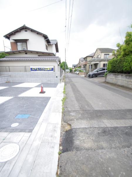 グラファーレ　四街道市旭ヶ丘９期全２棟１号棟の前面道路含む現地写真画像