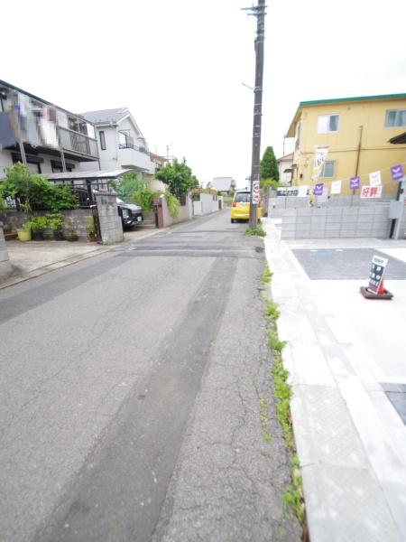 グラファーレ　四街道市旭ヶ丘９期全２棟１号棟の前面道路含む現地写真画像