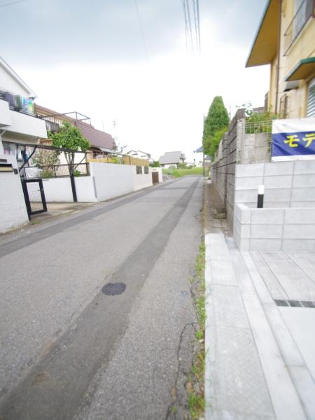 グラファーレ　四街道市旭ヶ丘９期全２棟２号棟の前面道路含む現地写真画像