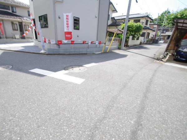 四街道市つくし座２丁目　７期　全１棟　１号棟の前面道路含む現地写真画像