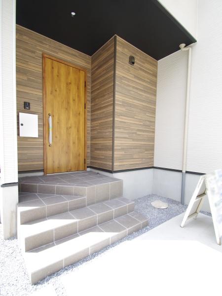 四街道市つくし座２丁目　７期　全１棟　１号棟の玄関画像