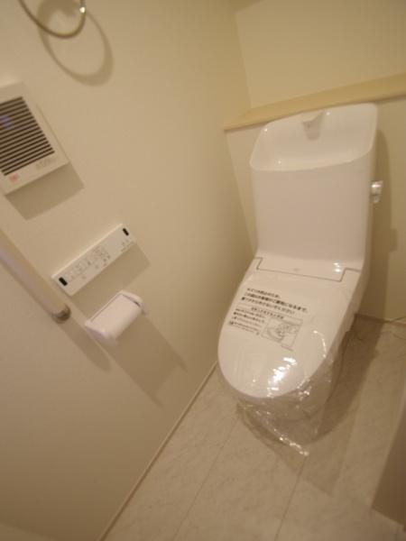 グラファーレ四街道市つくし座２丁目　３期全２棟１号棟のトイレ画像