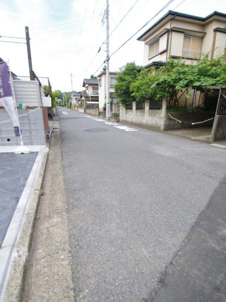 グラファーレ四街道市つくし座２丁目　３期全２棟１号棟の前面道路含む現地写真画像