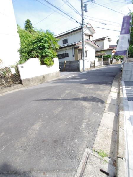 グラファーレ四街道市つくし座２丁目　３期全２棟１号棟の前面道路含む現地写真画像