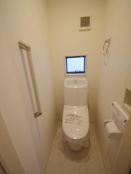 グラファーレ四街道市つくし座２丁目　３期全２棟２号棟のトイレ画像